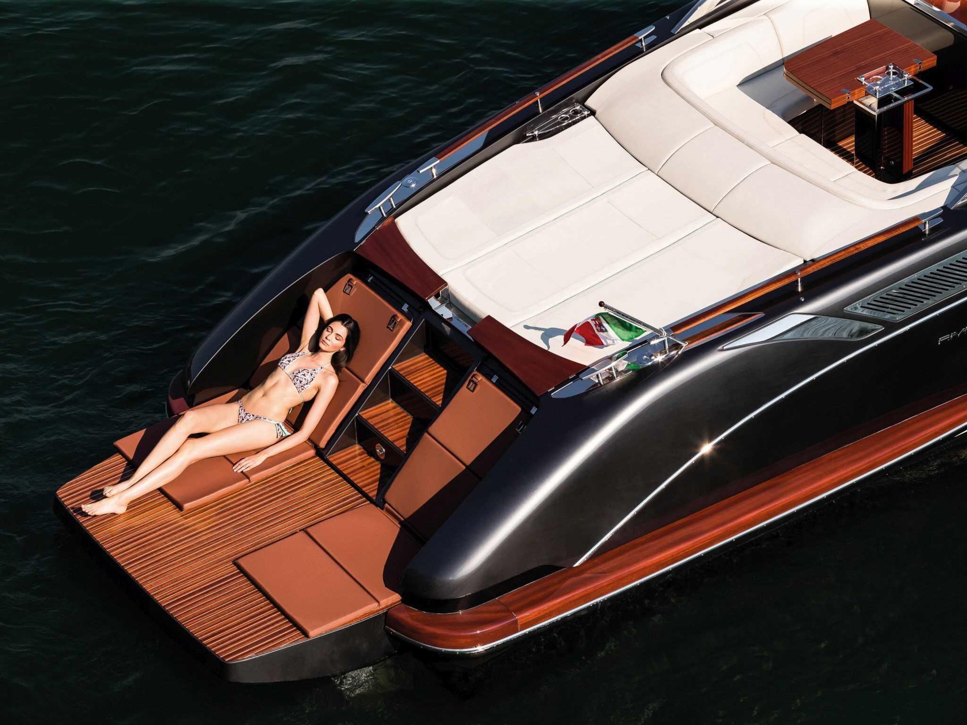 Hedda — open cockpit and sunpad