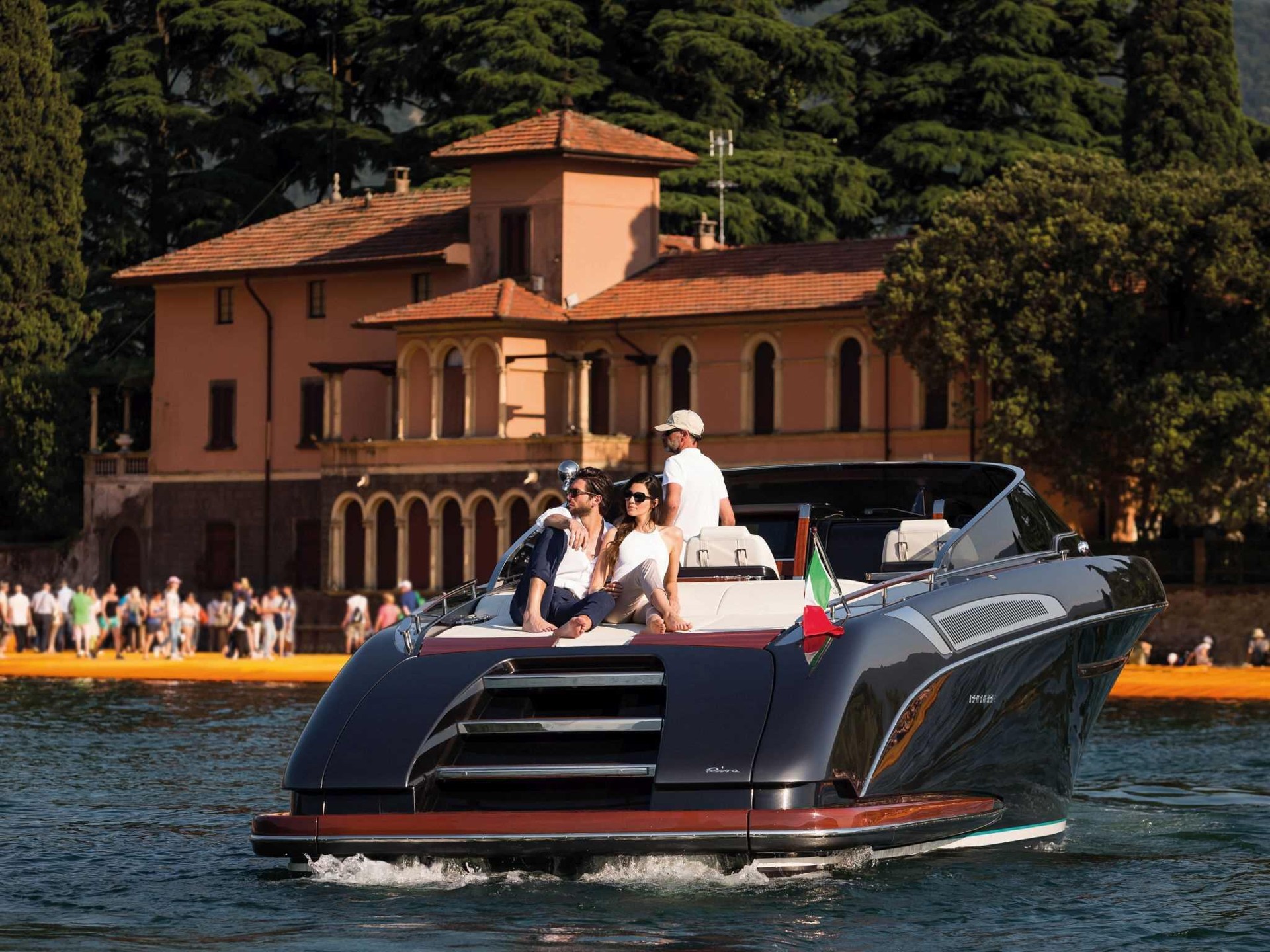 Hedda — stern view by the waterfront