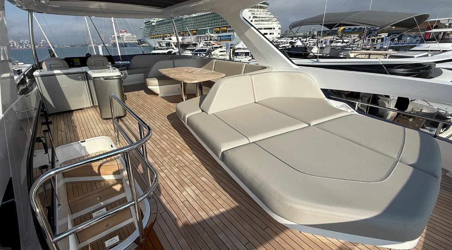 Ingrid — flybridge seating